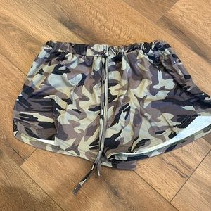 Camouflage short shorts